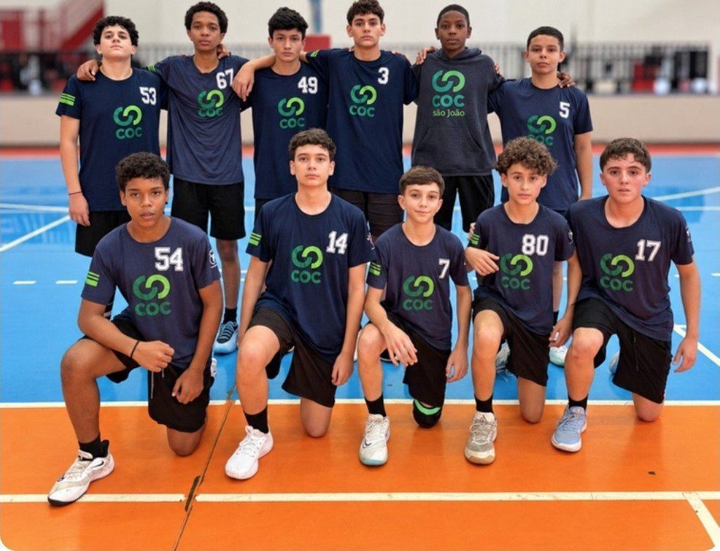 Time de alunos dos Anos Finais na quadra