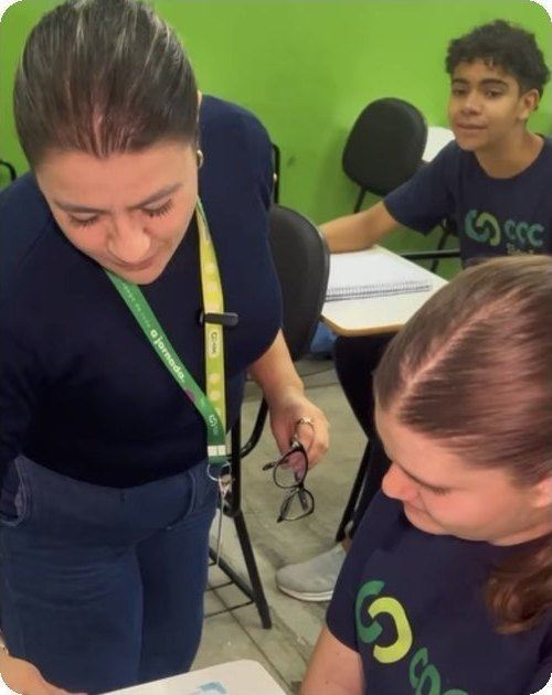 Coordenadora acompanhando uma aluna do Ensino Médio