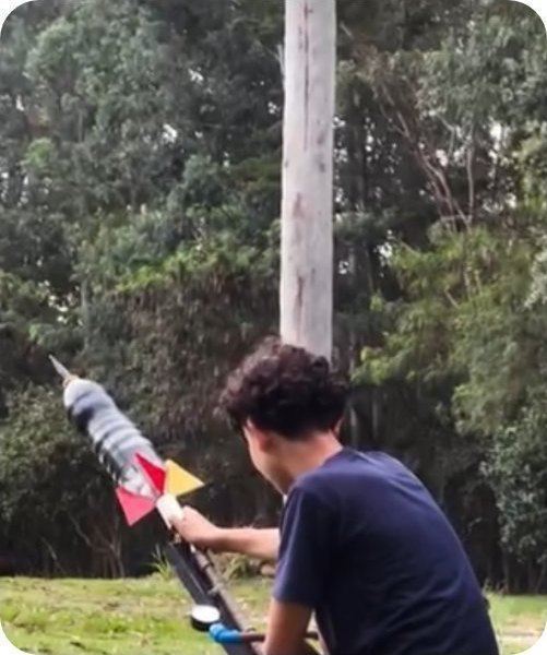 Aluno preparando o foguete