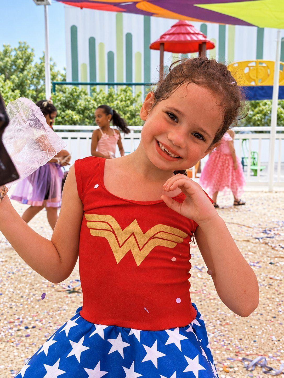 Criança fantasiada em festa do COC São João