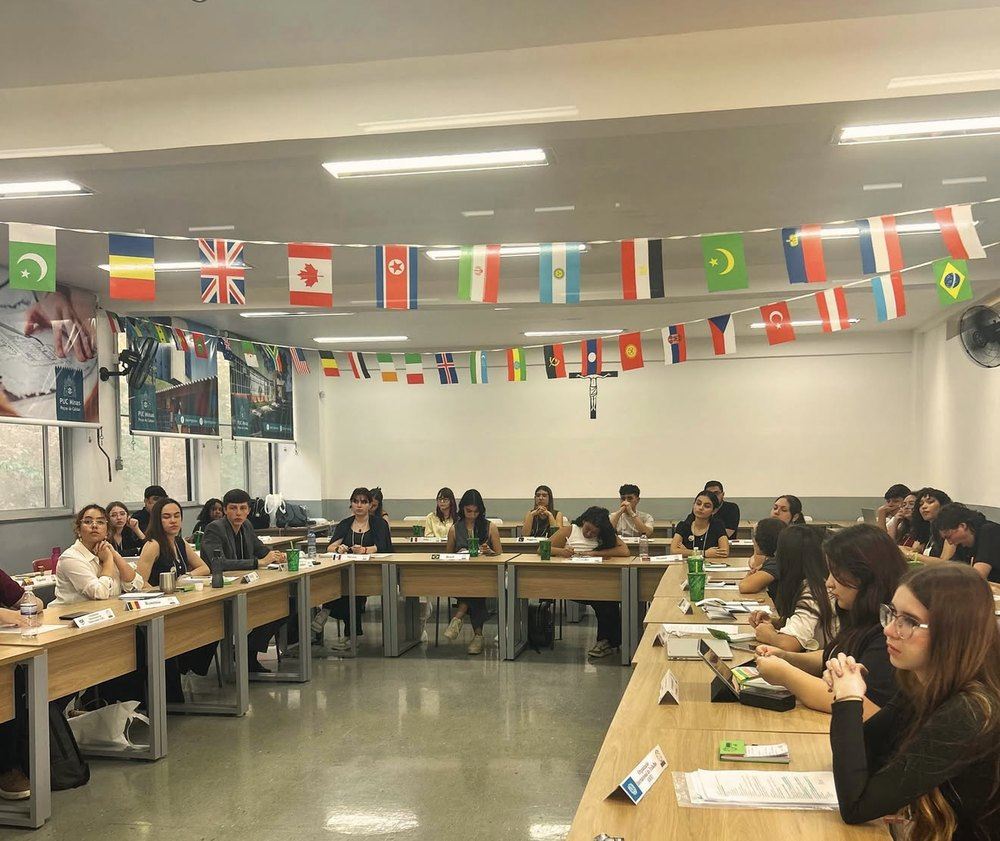 Comitê do MINIONU reunido, com as bandeiras dos países representados
