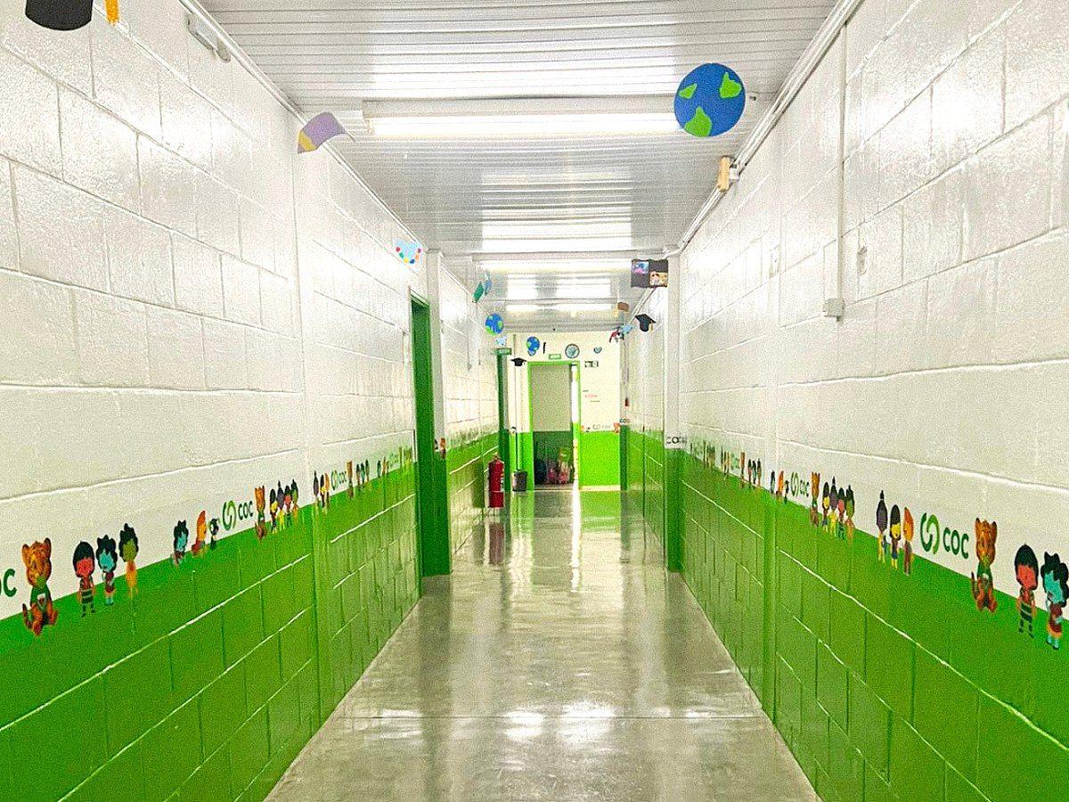 Corredor do COC Tigrinho, com as paredes em branco e verde