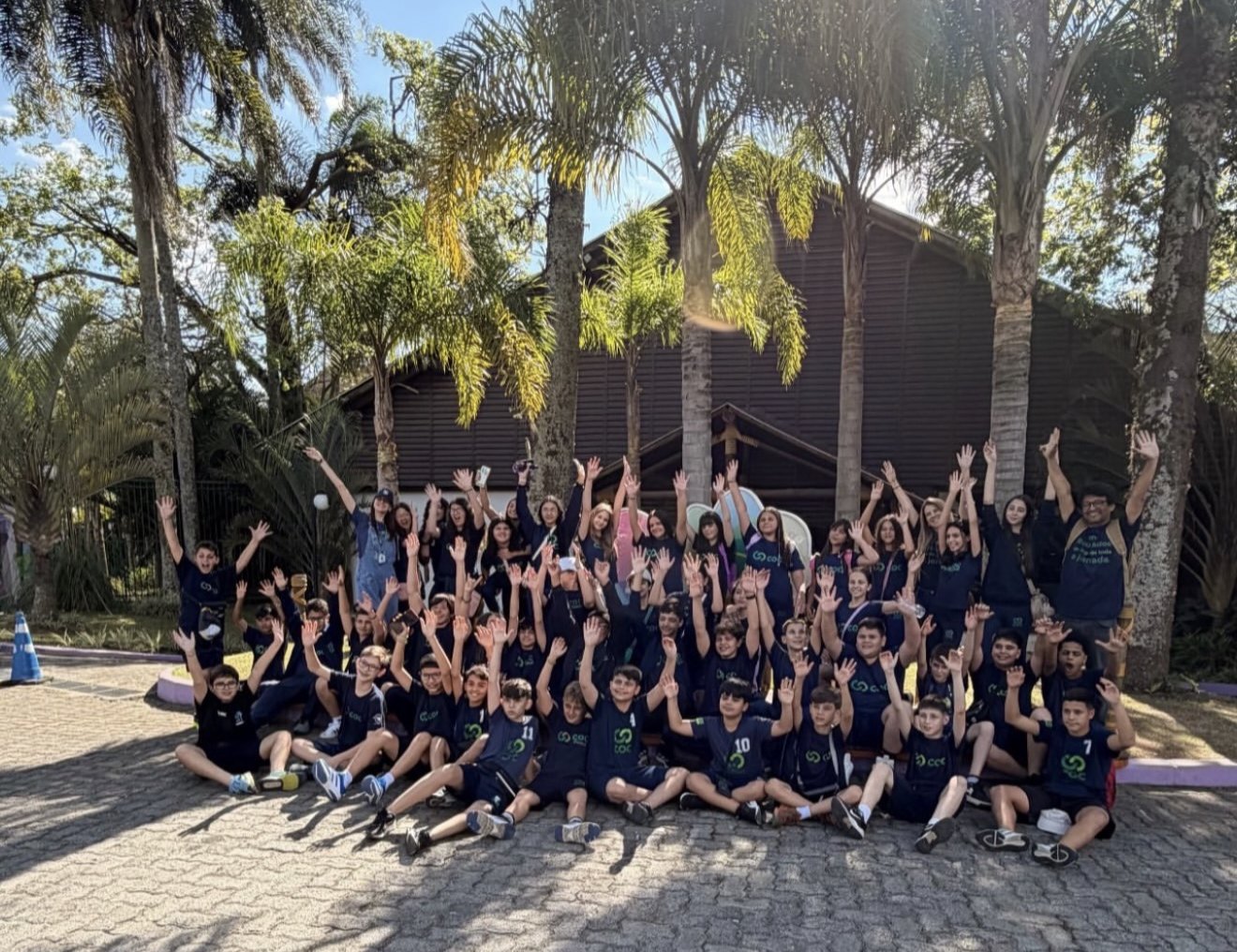 Turma do COC São João reunida em viagem de estudos